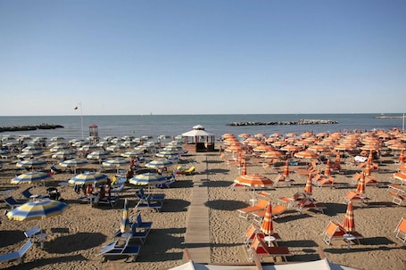 Beach. Hotel Villa Dina