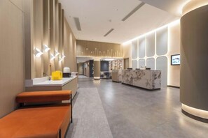 A modern hotel lobby with a reception desk, seating area, and a bar. - Jinjiang Inn (Shanghai Zhangjiang Financial Information Park) (Shanghai)