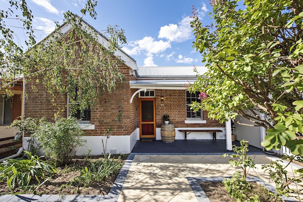 Exterior - Sleeps 8: King bed, 2 queen beds, 1 double sofa bed - 5 min walk to town centre (Mudgee)