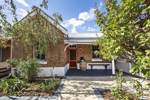 Sleeps 8: King bed, 2 queen beds, 1 double sofa bed - 5 min walk to town centre