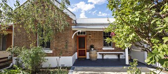 Sleeps 8: King bed, 2 queen beds, 1 double sofa bed - 5 min walk to town centre