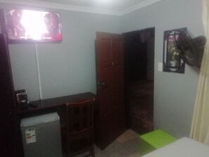 Minibar, tabla de planchar con plancha, wifi gratis y ropa de cama