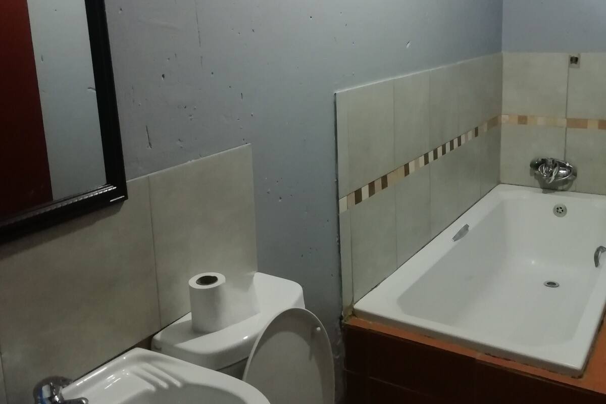 A bathroom with a toilet, sink, and bathtub.