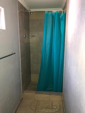 Amenidades de baño gratuitas, toallas, jabón, shampoo