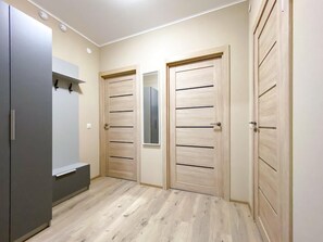 Quadrupla Comfort | Una cassaforte in camera, una scrivania, postazione laptop