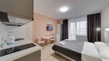 Superior-Studio | Zimmersafe, Schreibtisch, laptopgeeigneter Arbeitsplatz