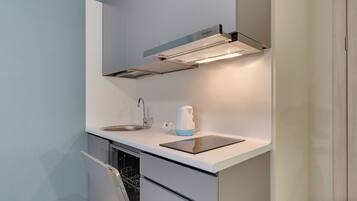 Studio | Eigene Kochnische | Mini-Kühlschrank, Mikrowelle, Herdplatte, Geschirrspüler