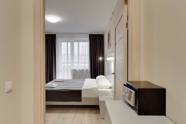 Monolocale Superior | Una cassaforte in camera, una scrivania, postazione laptop