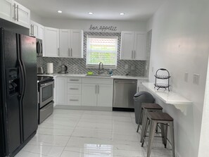 Jääkaappi, mikroaaltouuni, uuni, liesi