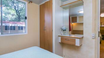 2 bedrooms, travel cot, WiFi, bed sheets