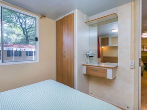 2 bedrooms, travel crib, WiFi, bed sheets