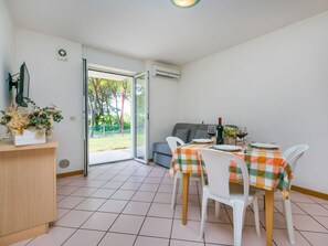 Dining - Nice apartment in villa for 6 people with WIFI, A/C, pool, TV and terrace (Aquileia)