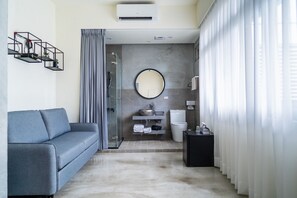 Gallery Double Room, Balcony | Desk, laptop workspace, soundproofing, free WiFi - DaGang BNB (Kaohsiung)