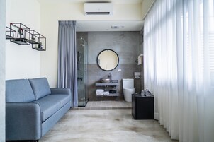 Quarto casal galeria, sacada | Escrivaninha, espaço de trabalho para notebook, quartos à prova de som