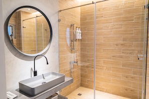 Design-dobbeltværelse | Badeværelse | Gratis toiletartikler, hårtørrer, hjemmesko, håndklæder