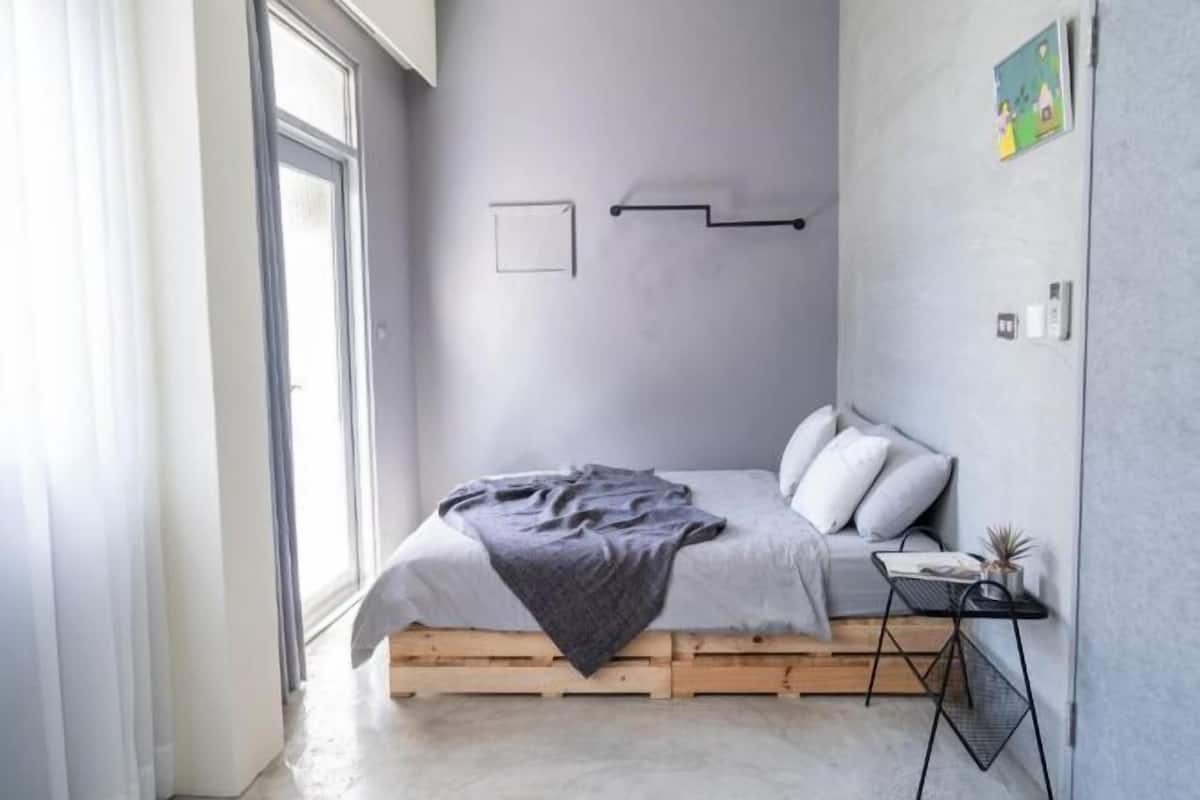 Schreibtisch, laptopgeeigneter Arbeitsplatz, schallisolierte Zimmer