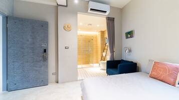 Design Double Room | Desk, laptop workspace, soundproofing, free WiFi