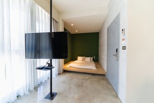 Deluxe-herbergi með tvíbreiðu rúmi - baðker | Skrifborð, vinnuaðstaða fyrir fartölvur, hljóðeinangrun