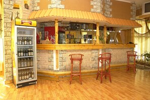 Bar (on property) - Tumaris Hotel (Samarkand)