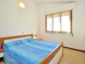 2 bedrooms, travel cot, bed sheets - Beautiful villa for 5 guests with A/C, TV, terrace and pets allowed (San Michele Al Tagliamento)