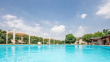 Alberca al aire libre por temporada y sombrillas en la alberca