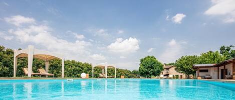 季节性开放的室外游泳池,池畔遮阳伞,日光浴躺椅