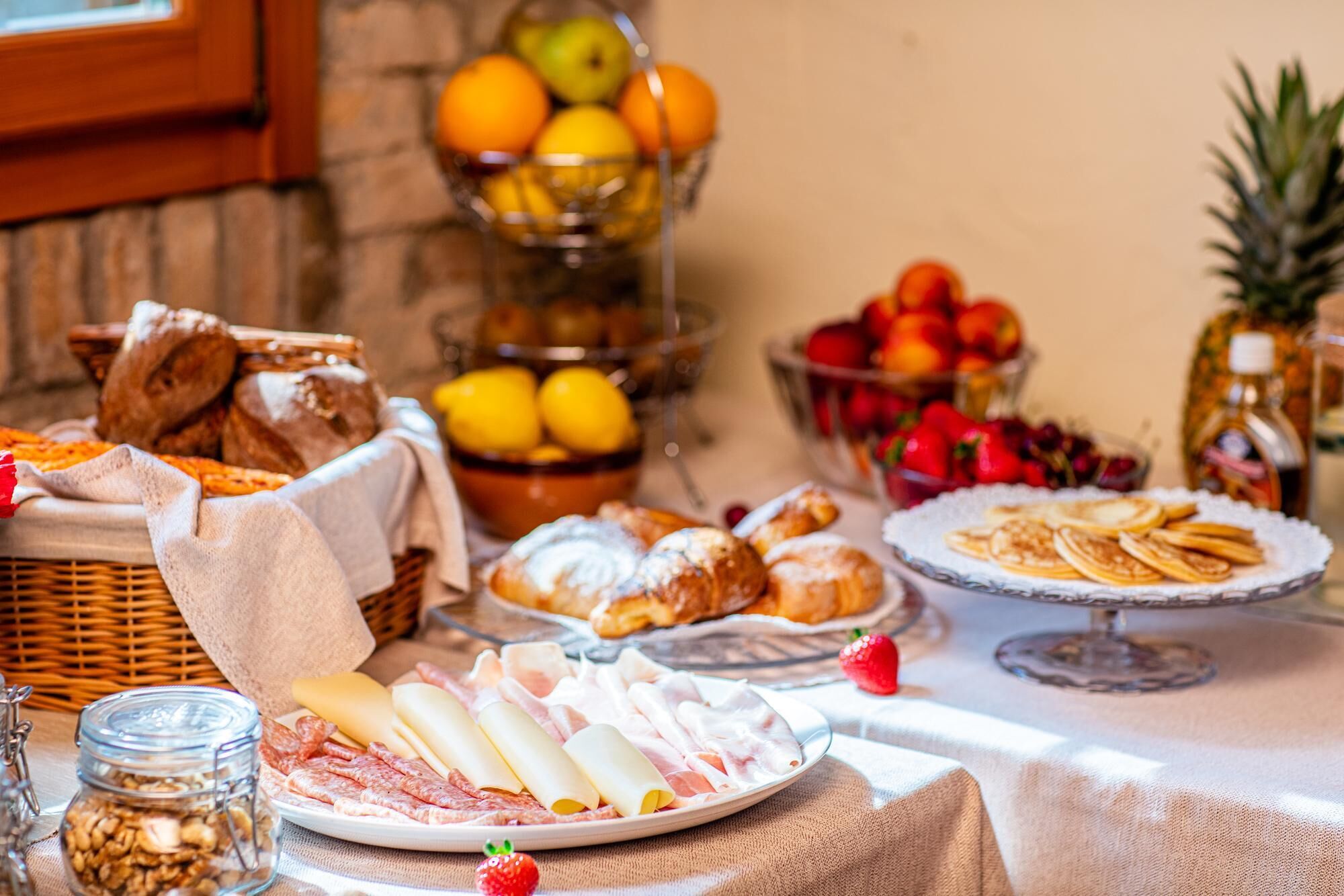 بوفيه فطور مجانًا يوميًا