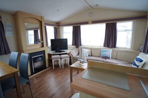 Chalet | Interior - Caravan - Sleeps 6 - Pets Ok - Parking - Pool (King's Lynn)