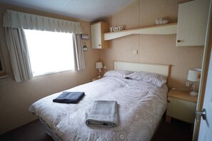 Chalet | 3 bedrooms, bed sheets - Caravan - Sleeps 8 - Pets Ok - Parking - Site Pool (King's Lynn)