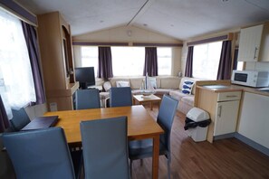 Chalet | Dining - Caravan - Sleeps 8 - Pets Ok - Parking - Site Pool (King's Lynn)