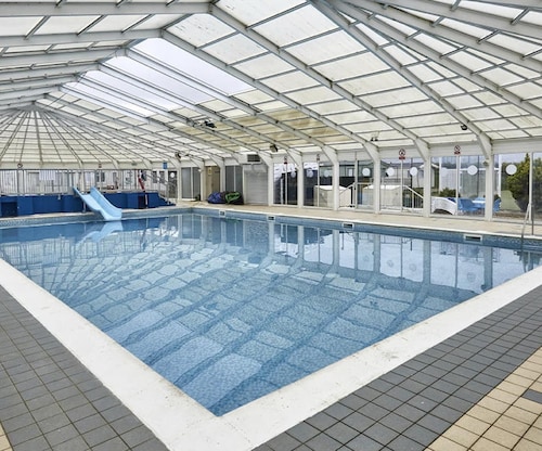 Caravan - Sleeps 8 - Pets Ok - Parking - Site Pool