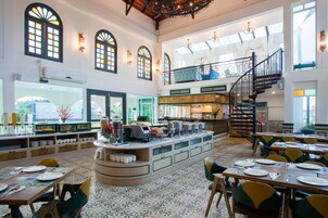 Desayuno buffet diario (THB 200 por persona)