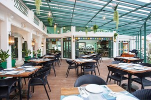 Desayuno buffet diario (THB 200 por persona)