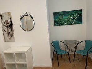 Economy Twin Room, Shared Bathroom | Iron/ironing board, free WiFi, bed sheets - House and Rooms in Lisbon (Lisbon)