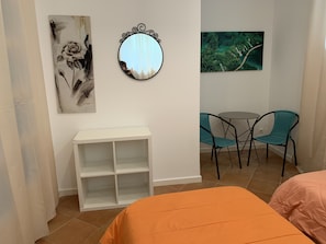 Economy Twin Room, Shared Bathroom - House and Rooms in Lisbon (Lisbon)
