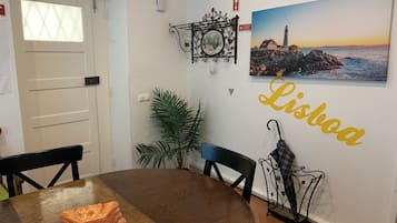 Chuveiro, produtos de toalete grátis, secador de cabelo