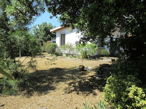 Property grounds - House in a green setting, with splendid view of the lake and 80m from its beaches! (carcans)