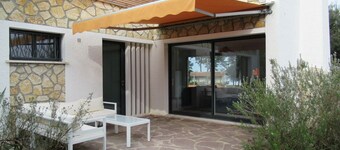 Maison au cadre verdoyant avec vue sur lac et à 80m de ses plages !