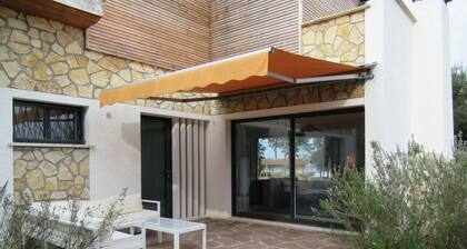 Maison au cadre verdoyant avec vue sur lac et Ă  80m de ses plages !