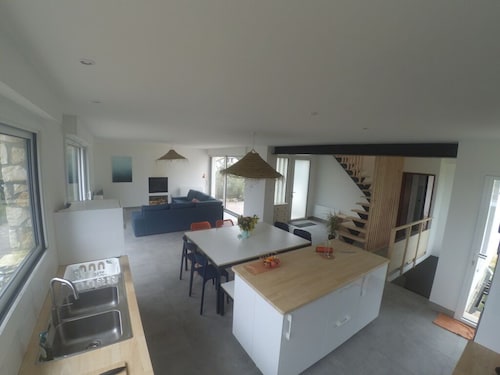 Maison au cadre verdoyant avec vue sur lac et à 80m de ses plages !