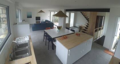 Maison au cadre verdoyant avec vue sur lac et Ă 80m de ses plages !