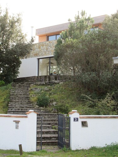 House in a green setting, with splendid view of the lake and 80m from its beaches!
