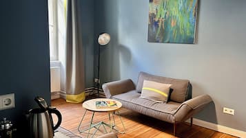 Suite monolocale | Area soggiorno | TV a schermo piatto