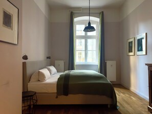 Quarto família | Roupas de cama antialérgicas, edredons de pluma, frigobar