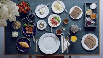 Desayuno con opciones de la cocina local diario (EUR 18 por persona)