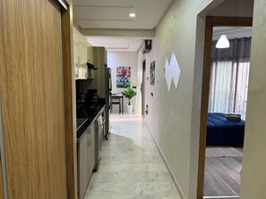 Réfrigérateur, four, cafetière/bouilloire, bouilloire électrique