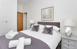 アイロン / アイロン台、WiFi (無料)、ベッドシーツ