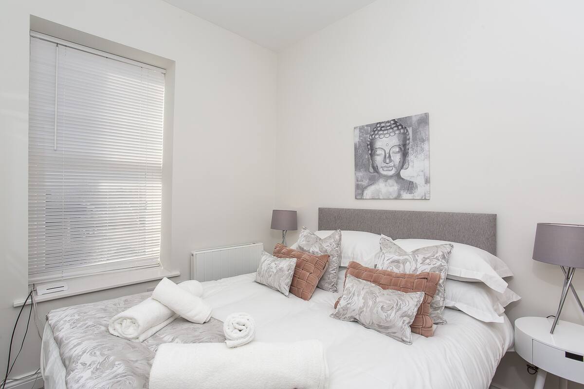 Iron/ironing board, WiFi (free), bed sheets