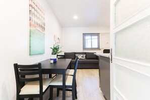 Appartement, 1 chambre, non-fumeur | 1 chambre, lit de bébé (supplément), accès au Wi-Fi (inclus)
