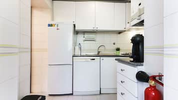 Apartment, 2 Bedrooms, Non Smoking | Private kitchen | Full-sized fridge, microwave, oven, stovetop